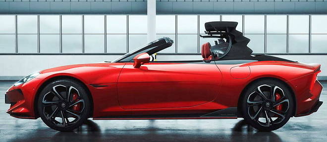 Une capote souple et le defi d'une voiture basse avec des batteries. Comment a fait MG ? Il faudra attendre juillet pour le savoir.
Une capote souple et le defi d'une voiture basse avec des batteries. Comment a fait MG ? Il faudra attendre juillet pour le savoir.