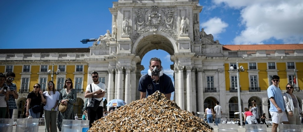 Em Lisboa, ambientalistas recolhem uma enorme pilha de pontas de cigarro