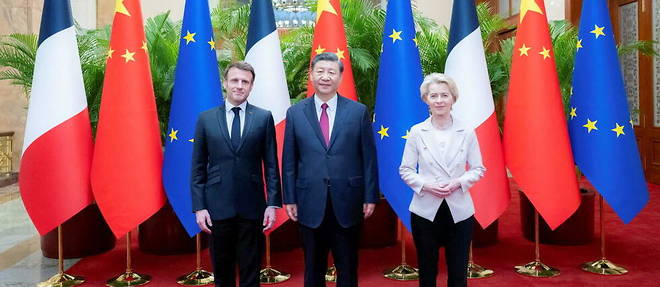 Chinese President Xi Jinping surrounded by Emmanuel Macron and the President of the European Commission, Ursula von der Leyen, in Beijing, April 6, 2023.
