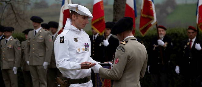Le capitaine Ga, reserviste, recoit le fanion de la nouvelle batterie de reserve du 93e regiment d'artillerie de montagne qu'il commandera. Le capitaine Ga, reserviste, recoit le fanion de la nouvelle batterie de reserve du 93e regiment d'artillerie de montagne qu'il commandera.
