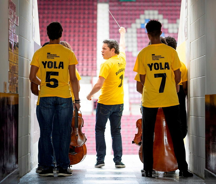 
Dans l'arene. Gustavo Dudamel au Festival international d'Edimbourg en 2019 avec le Yola, l'orchestre de jeunes defavorises qu'il a cree a Los Angeles. 
