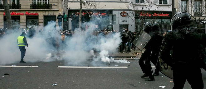 Des manifestants et des policiers a Paris, le 19 janvier 2023. 
