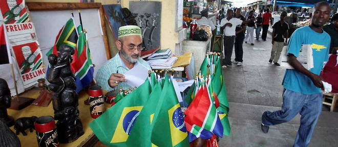 An illustration of the interest of Africans for Brazil: Brazilian flags wave in the alleys of a shopping street in Maputo, the capital of Mozambique.
