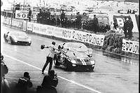 Apres deux tentatives infructueuses, Ford emporte sa premiere victoire aux 24 Heures du Mans avec un triple historique en 1966.

