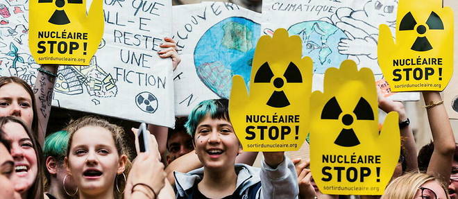 Des enquetes d'opinion revelent que, depuis Tchernobyl, les deux tiers de l'humanite s'opposent a la poursuite du developpement de l'energie nucleaire.
