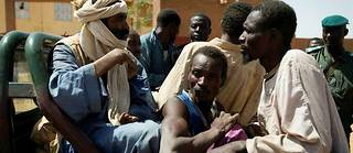 Des détenus sortis d'une gendarmerie de Gao, dans le nord du Mali, le 26 février 2013, pour être transférés à Bamako. Ils sont poursuivis pour appartenance à un groupe armé islamiste. 
