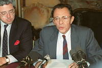 Le Premier ministre Michel Rocard avec, a ses cotes, son directeur de cabinet Jean-Paul Huchon fait une declaration le 26 juin 1988 apres l'accord signe a l'Hotel Matignon sur l'avenir de la Nouvelle-Caledonie.
