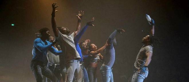 Voltige, pyramides, hip-hop : avec pour seul accessoire leur corps debordant d'energie communicative, les treize jeunes acrobates du Circus Baobab, un cirque social originaire de Guinee, electrisent le public avec leur  Ye ! .
