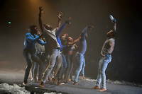 Voltige, pyramides, hip-hop : avec pour seul accessoire leur corps débordant d'énergie communicative, les treize jeunes acrobates du Circus Baobab, un cirque social originaire de Guinée, électrisent le public avec leur  Yé ! .
