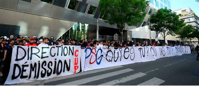 Parisian supporters in front of the club's headquarters, May 3, 2023.
