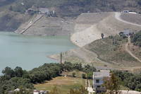 Une vue aérienne du barrage de Gaddara, où le niveau d'eau baisse à Boumedres, en Algérie, le 30 avril 2023. En raison de la diminution des précipitations et de la sécheresse qui s'est fait sentir ces dernières années, les autorités prennent diverses mesures, notamment pour purifier l'eau de mer comme alternative à l'eau de pluie, afin de sauver les zones agricoles du pays.
