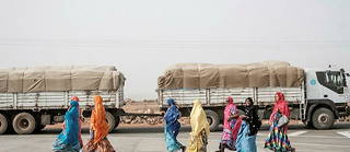 Des Djiboutiennes marchent devant la zone de libre-echange internationale de Djibouti (DIFTZ) a Djibouti le 5 juillet 2018 (Image d'illustration). Pour l'heure, le commerce intra-africain ne represente que 15% des echanges totaux du continent.
