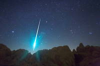 Un bolide, étoile filante très brillante, traverse le ciel au-dessus du désert Mojave, en Californie, le 14 décembre 2009, pendant la pluie des Geminides. 
