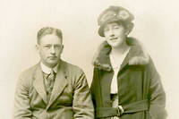 Agatha Christie et son premier mari, le colonel Archibald Christie, homme d'affaires et officier militaire britannique. Ils se marient en 1914, se separent en 1927 et divorcent l'annee suivante.
