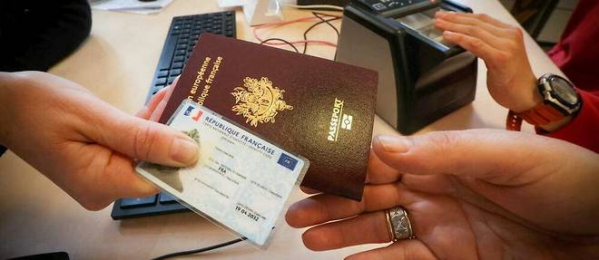 Entretien préalable à la demande de passeports et de cartes d'identité en mairie de Giromagny, prise d'empreintes (photo d'illustration).
