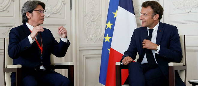 Le PDG de Prologue Vincent Yang et le president Emmanuel Macron au sommet << Choose France >> en 2022. 
