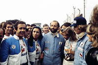  Jean-Luc Lagardere (a gauche) peut etre satisfait en ce 16 juin 1974, ses Matra viennent de remporter leur troisieme victoire de rang dans la Sarthe grace a la creme des pilotes francais du moment parmi lesquels Henri Pescarolo (avec la barbe) qui a conduit chacune des voitures victorieuses.
