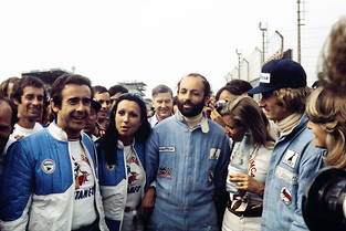  Jean-Luc Lagardere (a gauche) peut etre satisfait en ce 16 juin 1974, ses Matra viennent de remporter leur troisieme victoire de rang dans la Sarthe grace a la creme des pilotes francais du moment parmi lesquels Henri Pescarolo (avec la barbe) qui a conduit chacune des voitures victorieuses.
