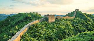 La muraille de Chine, qui devait marquer la frontiere nord du pays, fait plus de 6 000 km de long.
