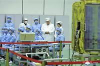 Kim Jong-un inspecte le premier satellite espion nord-cor&eacute;en