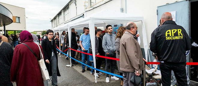 Turkish citizens living near Lyon and going to vote in the first round of the presidential election.
