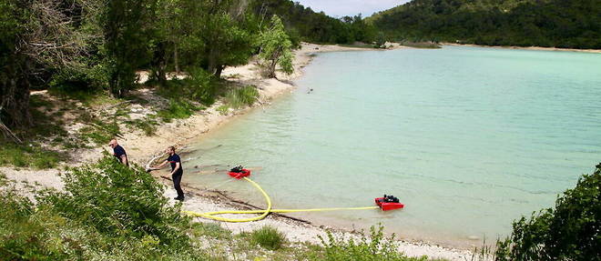 Des sapeurs-pompiers s'entrainent a pomper l'eau du lac de Ceceles, reserve d'eau agricole en zone Natura 2000, au nord de Montpellier.
