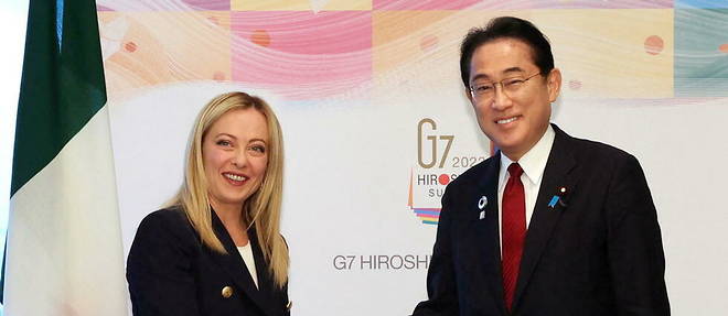 Giorgia Meloni accueillie par le Premier ministre japonais, Fumio Kishida, a Hiroshima avant le G7. 
