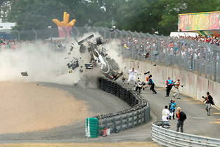 Le pilote Allan McNish, les commissaires de piste, photographes et spectateurs ont eu une chance inouïe, le 11 juin 2011, à la suite du crash extrêmement violent de son Audi.
