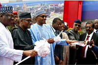 Ce 22 mai 2023 a ete inauguree au Nigeria par le president Muhammadu Buhari (a droite) la grande raffinerie construite par le milliardaire Aliko Dangote (a gauche de l'image).
