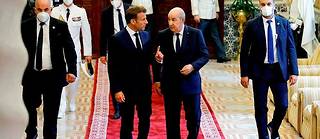 Emmanuel Macron et le président algérien, Abdelmadjid Tebboune, à Alger lors de la visite officielle du chef de l’État français, le 25 août 2022, soixante ans après les accords d’Évian.   ©LUDOVIC MARIN