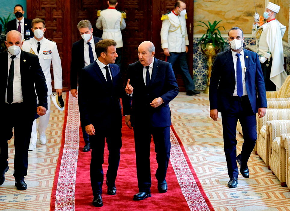 
Tapis rouge. Emmanuel Macron et le president algerien, Abdelmadjid Tebboune, a Alger lors de la visite officielle du chef de l'Etat francais, le 25 aout 2022, soixante ans apres les accords d'Evian. 