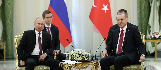 Une rencontre entre le president turc Recep Tayyip Erdogan (a droite) et le president russe Vladimir Poutine (a gauche) lors d'un sommet a Teheran, en septembre 2018.
