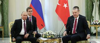 Une rencontre entre le president turc Recep Tayyip Erdogan (a droite) et le president russe Vladimir Poutine (a gauche) lors d'un sommet a Teheran, en septembre 2018.

