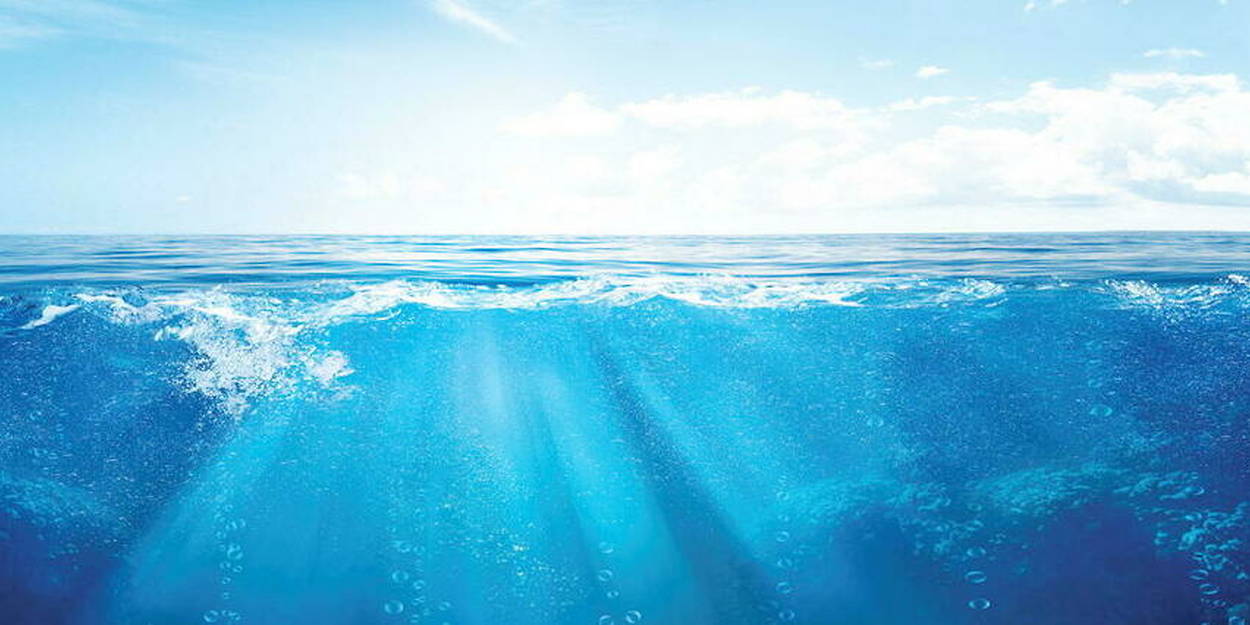 La mer est-elle bleue parce que le ciel se reflète dedans ?