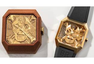 <p style="text-align:justify">A droite, la montre Bell & Ross BR 01 Cyber Skull Bronze. A gauche son interpretation patissiere signee Julien Dugourd.

