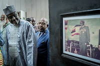 Moussa Faki Mahamat (1ere a gauche), president de la Commission de l'Union africaine, et Azali Assoumani (au centre), president des Comores, et actuellement a la tete de l'UA, regardent une exposition de photos lors du 60 e  anniversaire de l'Organisation des unite africaine (OUA), devenue Union africaine, au siege de l'institution a Addis-Abeba le 25 mai 2023.
