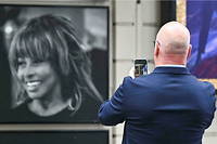 Hommages à Tina Turner devant le théâtre Aldwych à Londres, jeudi 25 mai 2023.
