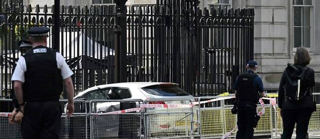 Royaume-Uni: une voiture heurte les grilles de Downing Street, un homme arrete
