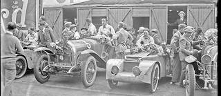 Le Mans, concours d'endurance automobile en 1923: Senechal-Locqueneux sur Chenard-Walcker n?49, de Courcelles-Rossignol sur Lorraine-Dietrich n?5.
