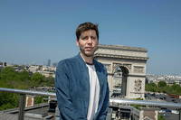 Sam Altman sur le toit du siege de Publicis sur les Champs-Elysees, ou il a dejeune le 26 mai.
