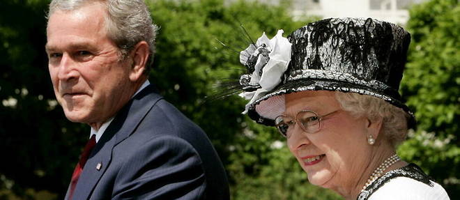 La reine Elizabeth II aux cotes du president americain George W. Bush a la Maison-Blanche, le 7 mai 2006.
