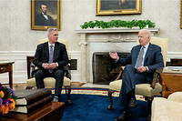 Biden negocie un accord avec le president de la Chambre des representants, le republicain Kevin McCarthy.
