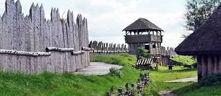 Reconstitution de l'enceinte d'un village viking au musée régional de Wolin (Pologne).

