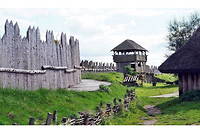 Reconstitution de l'enceinte d'un village viking au musée régional de Wolin (Pologne).
