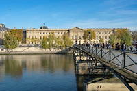 Le pont des Arts, a Paris. La capitale francaise est jugee en retard sur sa vegetalisation par rapport a d'autres grandes metropoles.
