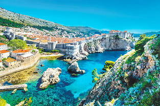 Premiere grande etape du circuit, Dubrovnik ne compte que 40 000 des 4 millions d'habitants du pays mais concentre pas moins de 824 edifices au profit d&#039;un tourisme florissant.
