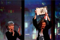 Jane Fonda a vise puis tire le parchemin de la palme d'or sur la tete de la fraichement primee Justine Triet.
