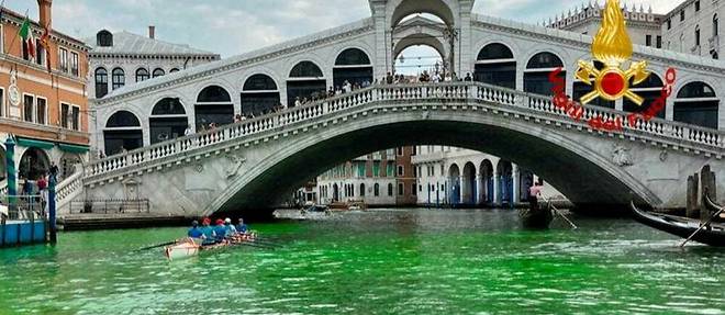 Un troncon du Grand Canal de Venise est devenu vert fluorescent dimanche 28 mai.
