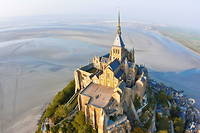 Vue aerienne de l'abbaye du Mont-Saint-Michel et de la baie a maree basse.
