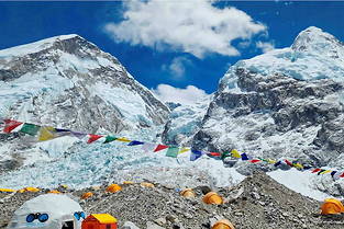 Mythique, l&#039;ascension de l&#039;Everest est devenue un phenomene de masse.
